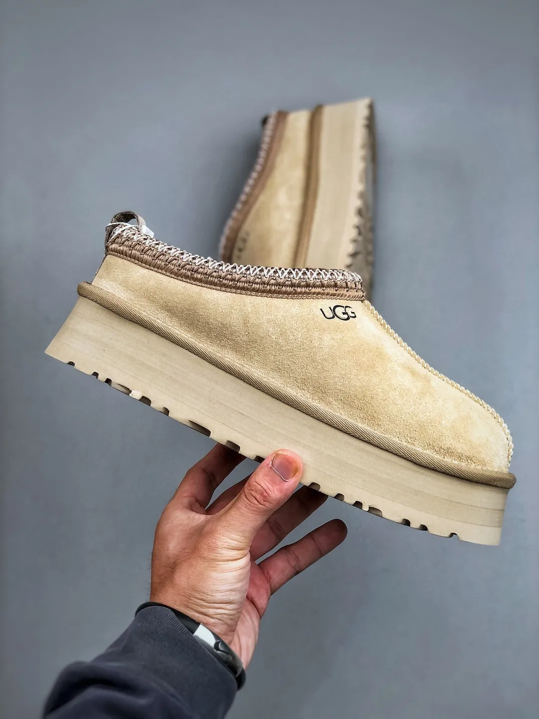 Local self-pickup💰560 supports store placement. The top version on the market. UGG Tazz ethnic style thick-soled women's model. Xiaohongshu's hot model. Produced by a major foreign trade factory in Guangzhou. From toe to insole, genuine sheep fur. Independent outer box packaging. Chip. With waterproof technology. Differentiating from any version on the market. 5cm thick sole. Independently developed original outsole. Cashmere insole. Keep warm when going out in winter. It is a very suitable choice for home use. In the new year, uug has launched a style series, which is partially biased towards the preferences of young consumers. It has also moved to the forefront of fashion trends. Shoe body material. Water-repellent coated suede upper. 17mm UGGPURE™ implanted wool insole. Lightweight non-slip and comfortable rubber outsole. With brand LOGO. With full packaging. Size: 35-40
